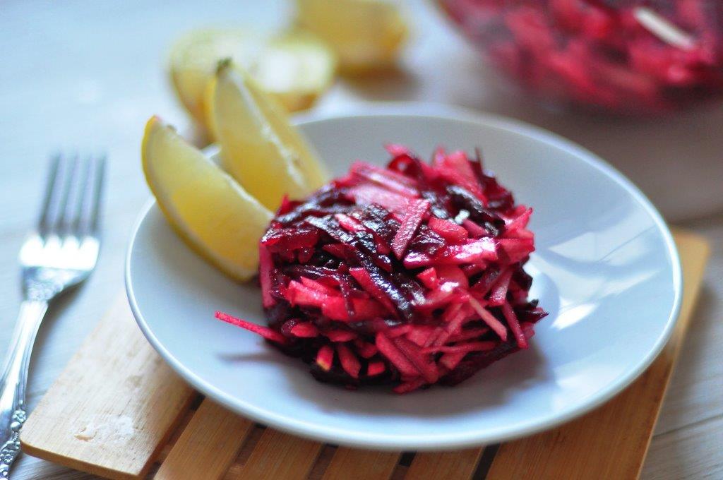 Свекольный салат с яблоками и ореховым маслом