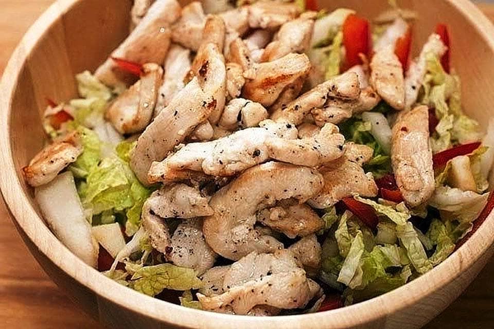 Диетический салат с куриной грудкой