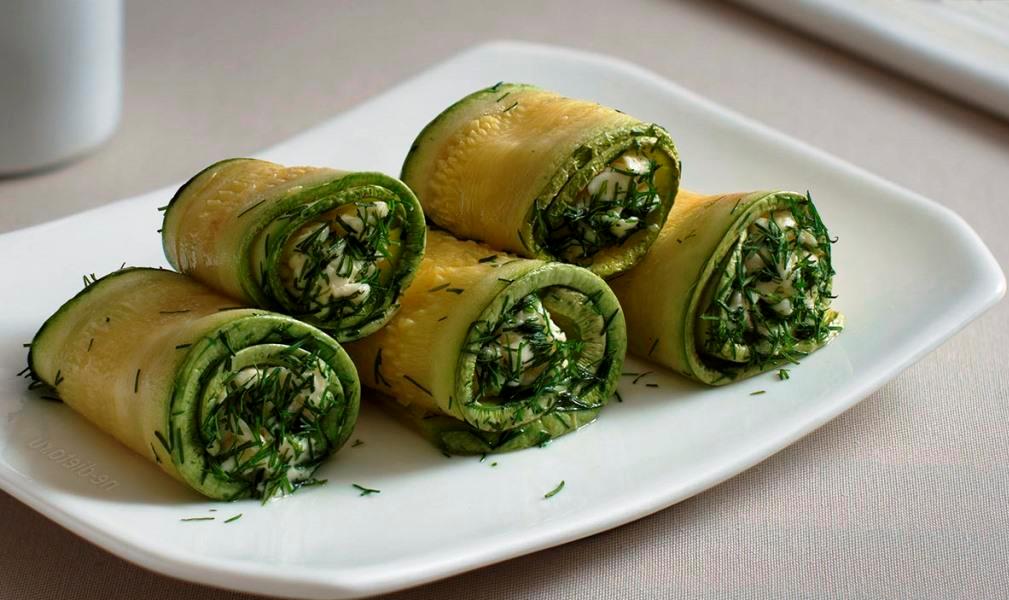 Кабачковый рулет с орехами