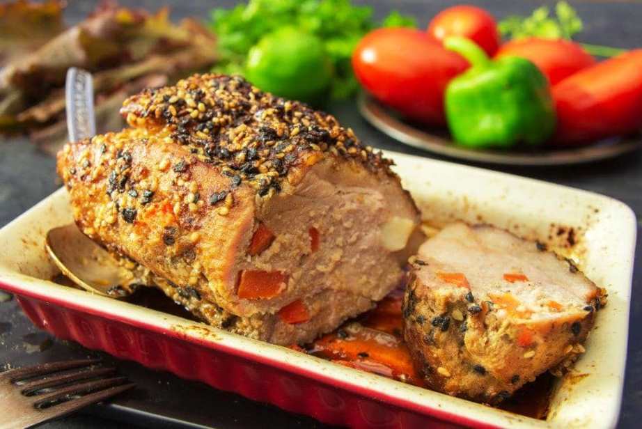 Буженина с черным кунжутом