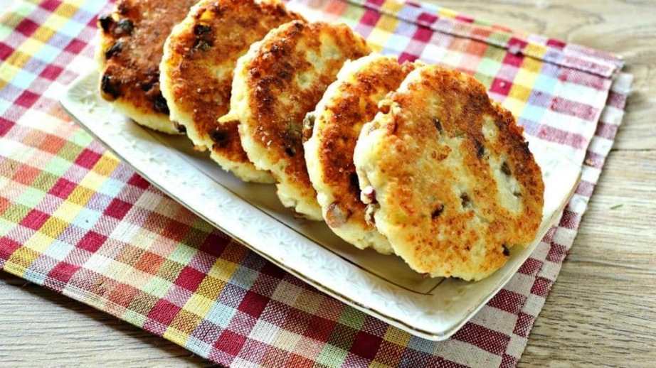 Сирники з родзинками й кунжутом