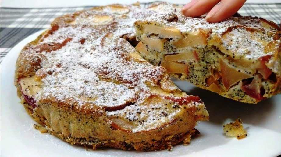 Шарлотка с маком и яблоками