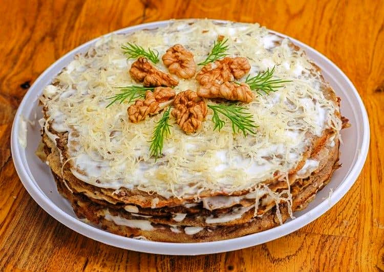 Печеночный торт с грецкими орехами