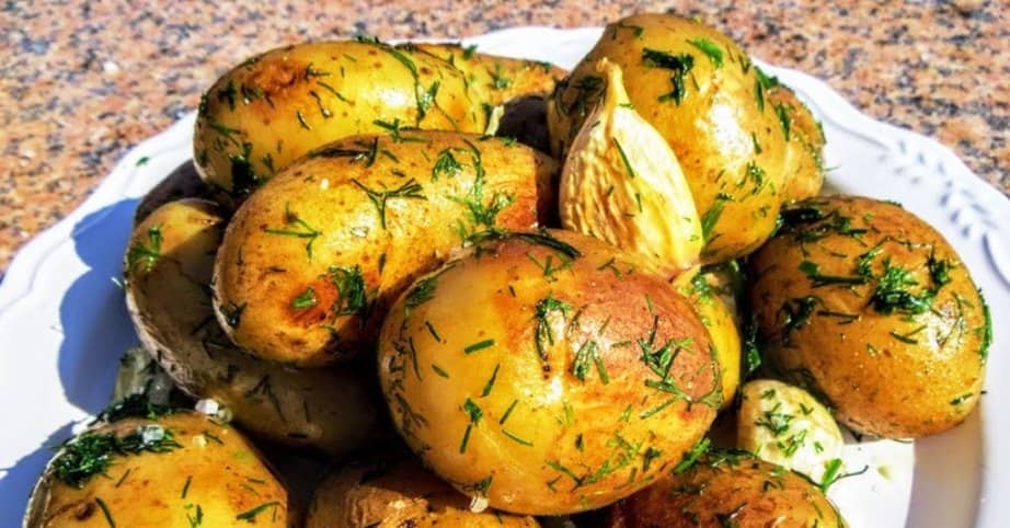 Молодая картошка в котелке