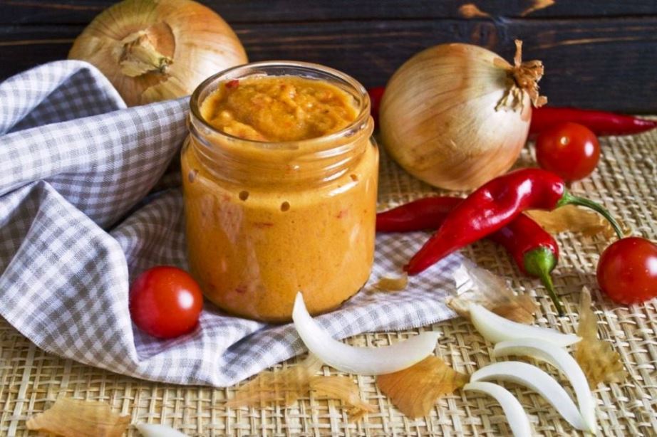 Spicy onion caviar