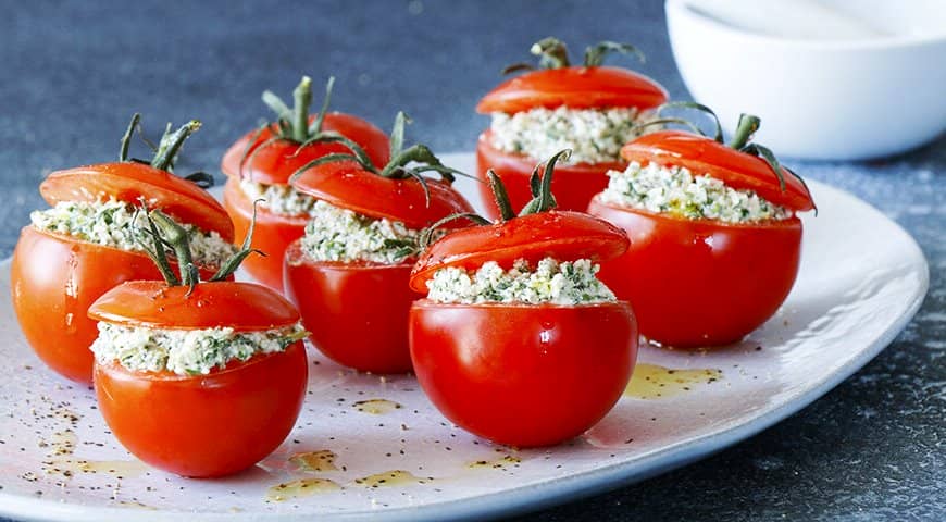 Stuffed tomatoes with cottage cheese