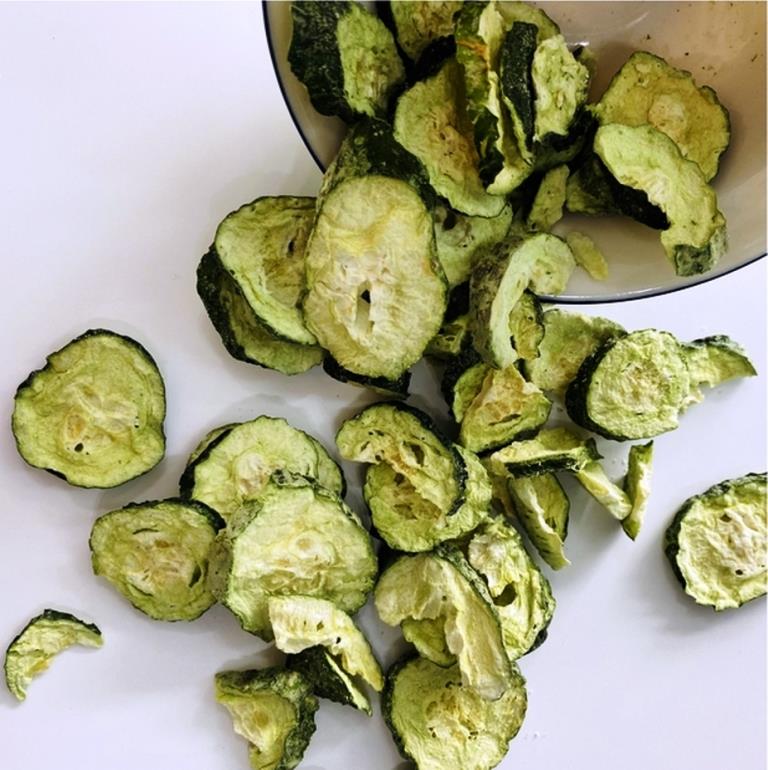 Сушені солоні огірки в сушилці