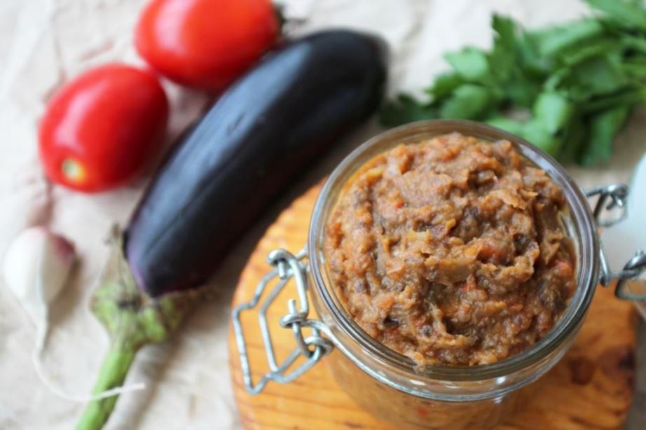 Eggplant caviar with mustard oil