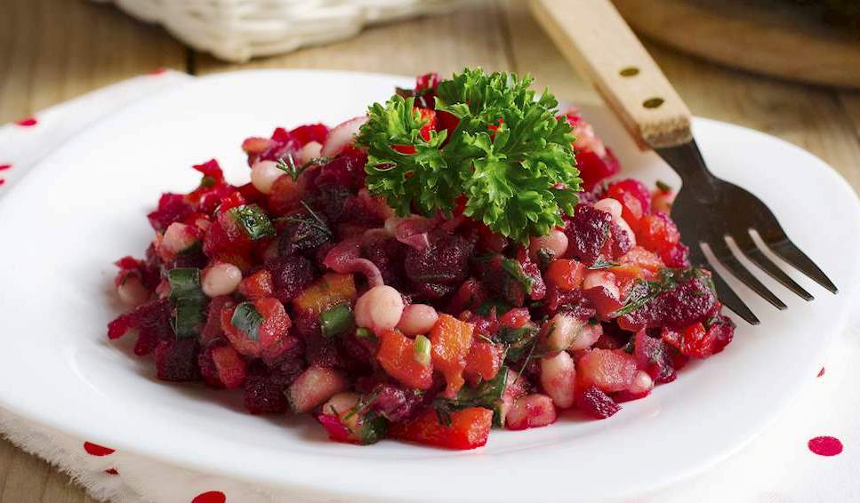 Легкий салат з курячою грудкою