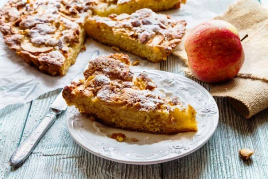 Миндальная шарлотка с яблоками