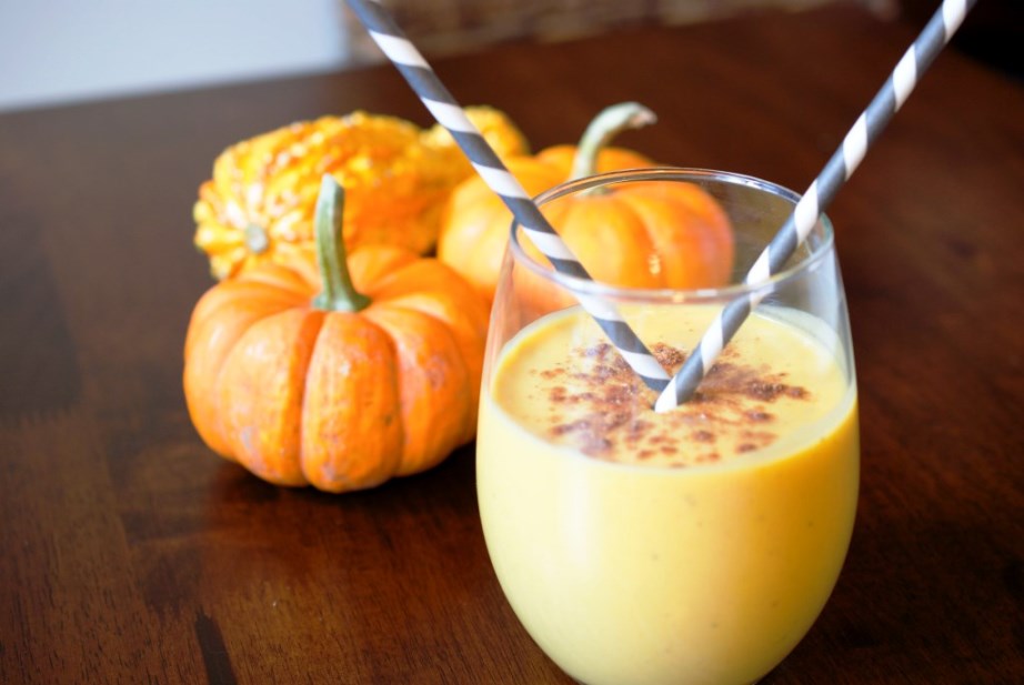 Pumpkin smoothie with flax seeds