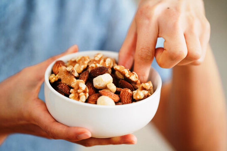 When is the best time to eat nuts?