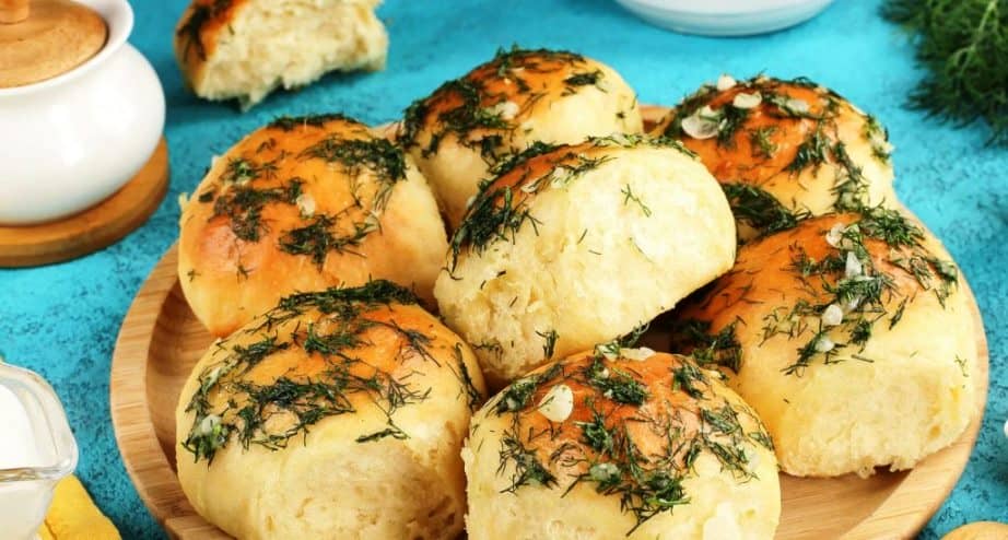 Пампушки з вершково-часниковим соусом