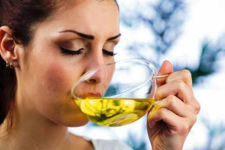 Rinsing your mouth with bay leaf infusion