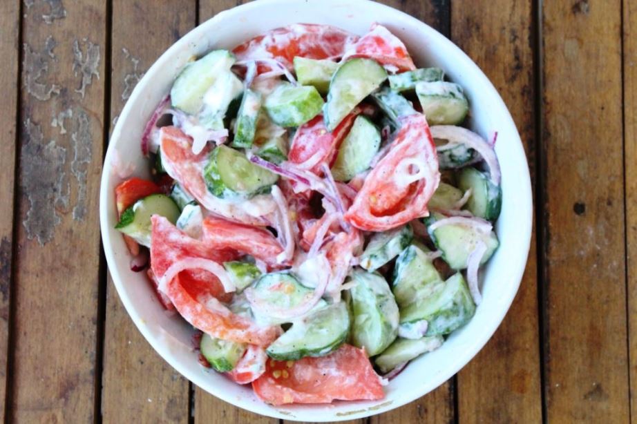 Салат из огурцов с греческим йогуртом и кунжутом