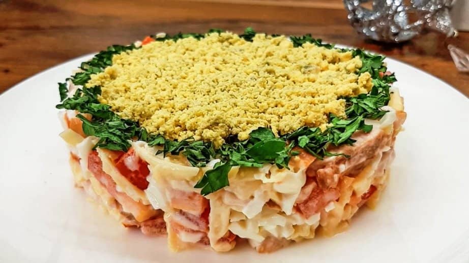 Швидкий слоїстий салат із сосисками